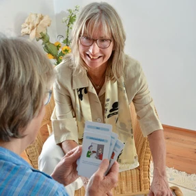 Die Antwort kommt immer aus der gleichen Richtung wie die Frage – von Ihnen. Mithilfe 
                  verschiedener Methoden erlernen Sie eine neue Sicht der Dinge, lösen sich von störenden Mustern, 
                  finden Ideen und konkrete Umsetzungsmöglichkeiten für den Alltag. &copy; Ulrike Heinich