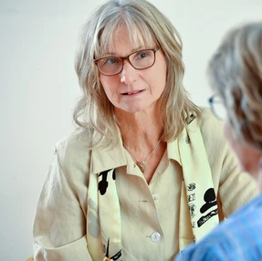 Jede Coachingsitzung ist eine Reise zu Ihrem inneren Kern, zu Ihrem wahren Selbst. 
                  Auf dieser Reise begleite und unterstütze ich Sie gern. Achtsamkeit, Wertschätzung und Empathie 
                  sind meine ständigen Begleiter. Und oft auch der Humor. &copy; Ulrike Heinich